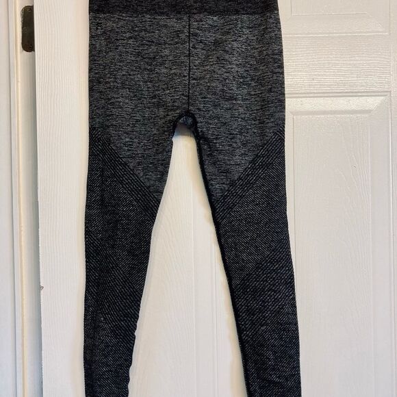 Fabletics Mid-Rise Seamless Ribbed 7/8‎ Leggings S - Picture 4 of 9